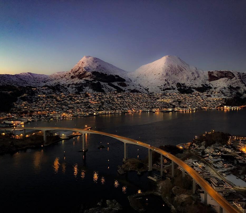 Måløy 😍 Nokon som vakna til snø i dag? 😄

Foto: @livhildegotteberg 

#fjordkysten #fjordnorway #visitnorway instagr.am/p/CHzsNXwMPA2/