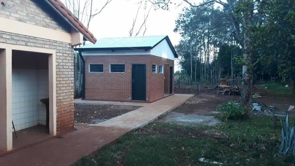 En escuelas de comunidades indígenas y asentamientos campesinos de Pirapó, Alto Verá, Itapúa Poty, Edelira y Mayor Otaño hemos sustituido los baños comunes por modernos sanitarios sexados. Ello en el marco del programa “Letrina Cero”, impulsado por nuestra administración