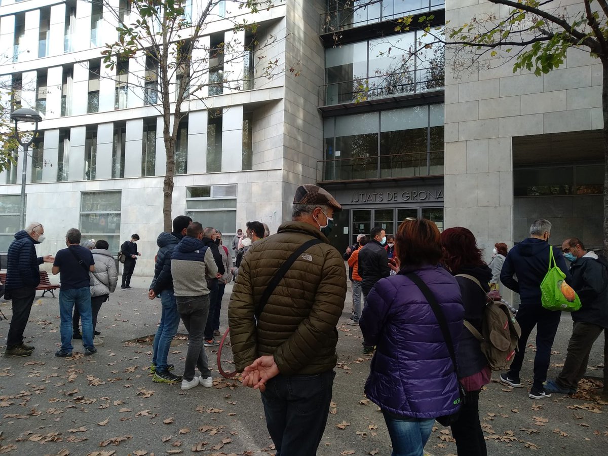 ANC_Bombers's tweet photo. Concentració de suport davant els jutjats de Girona, pels bombers citats a declarar per participar en una concentració el #2Oct2017. https://t.co/rBX4tDtoAR
