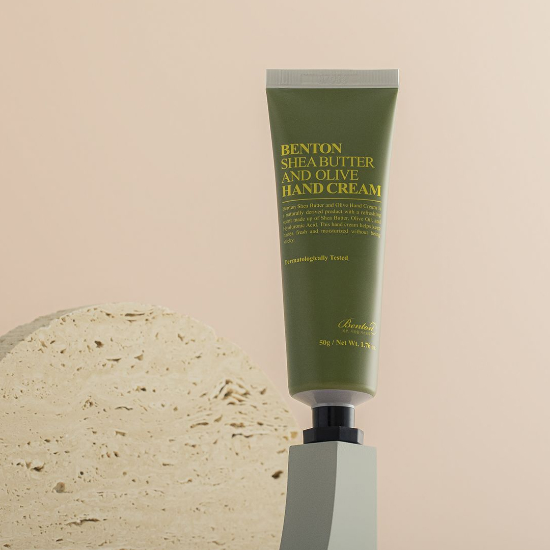 stylevana_sv's tweet photo. Dry hand is a NO for us 🙅🏻‍♀️👏🏻 Here's our guide to which five star-rated, ultra-nourishing hand cream is best for you - tap link below for our #VanaBlog 👆🏻🌟

SHOP HERE: https://t.co/vvSsyPqgFJ

#stylevana #benton #handcare #handcream #winterskincare https://t.co/4vpKK7J7I1