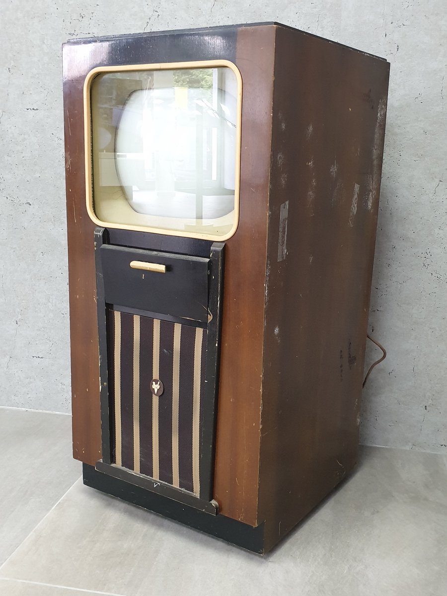 euronics_UK's tweet photo. One of our retailers @21stcenturyserv has shared this story with us - reunited with their TV after 60 years! ☺️ 
In the 1950s, Mr &amp; Mrs Hugo rented a TV from Reg at his shop in #Sutton. The Hugo’s moved house in 1959 but didn't tell Reg that they were moving and kept the TV! https://t.co/L2n6oHzYyc