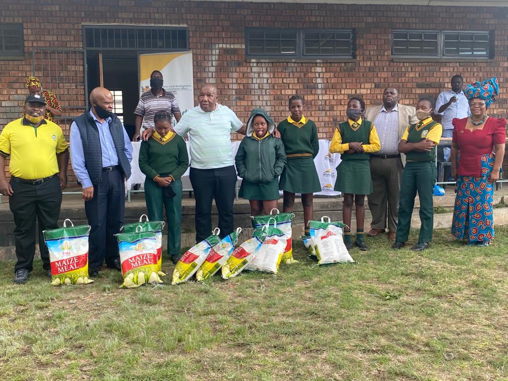 dardlea_mpu's tweet photo. DARDLEA MEC Vusi Shongwe, accompanied by Msukaligwa Local Municipality’s executive mayor Clr Mkhaliphi, Department's Acting HOD Dr. Dagada and several officials, donated food parcels and sanitary towels to learners at Masizakhe Secondary School in Breyton. https://t.co/pq8k6WvHBp