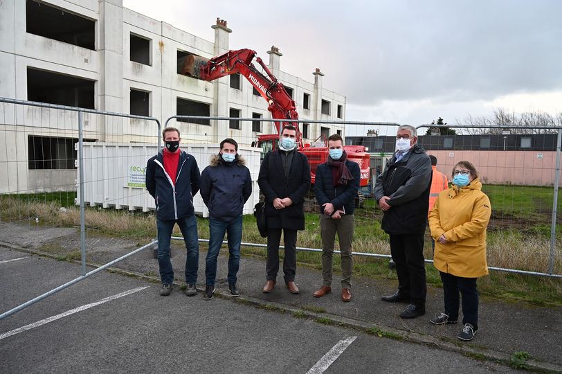 Hier matin, nous étions à Berck aux côtés de Bruno COUSEIN, maire de la commune pour la démolition de la Résidence Les Vanneaux.
Au programme : plusieurs projets de réhabilitation et la construction de 12 logements locatifs sur les 3 prochaines années !🏠