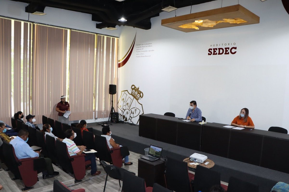 SEDEC_Tab's tweet photo. El día de ayer, el Ing. @garciamallitz realizó la tercera entrega de créditos del Programa Emergente de Reactivación Económica 2020 #FOCIR.

Durante el evento se respetaron las restricciones de aforo y distancia que establece @SSalud_Tab. https://t.co/8lajn4oode