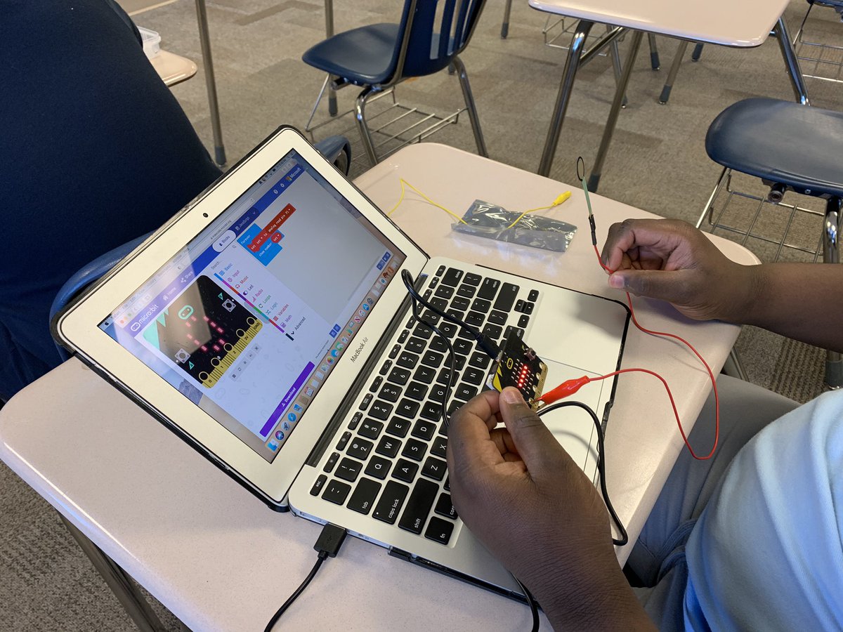 _MatthewCBrown's tweet photo. Pressure sensors &amp; @microbit_edu(s) &amp; @PLTWorg OH MY! We’re going beyond just code at @lafsunnyside! This is real-world, focused, applicable CS in their hands! 💥 👩🏽‍💻  @Indiana_CS @TheresaJHall #STEMSchool #CSforALL #Innovators #Makers #TheBronchoWay https://t.co/KwYlSY4SuF
