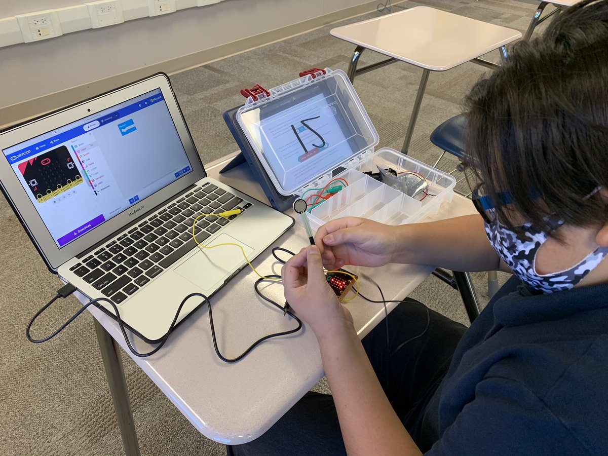 _MatthewCBrown's tweet photo. Pressure sensors &amp; @microbit_edu(s) &amp; @PLTWorg OH MY! We’re going beyond just code at @lafsunnyside! This is real-world, focused, applicable CS in their hands! 💥 👩🏽‍💻  @Indiana_CS @TheresaJHall #STEMSchool #CSforALL #Innovators #Makers #TheBronchoWay https://t.co/KwYlSY4SuF