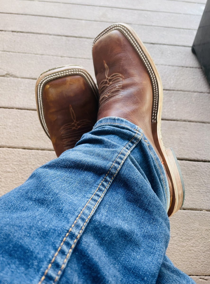 I may not be headed down I-40 this morning, but you can’t kill this vibe! With these deals, everybody gonna know Fridays are for #BootScootin 

#LifeAtATT 
#OldBootsNewDirt #IllCallYouOnTheCellPhone