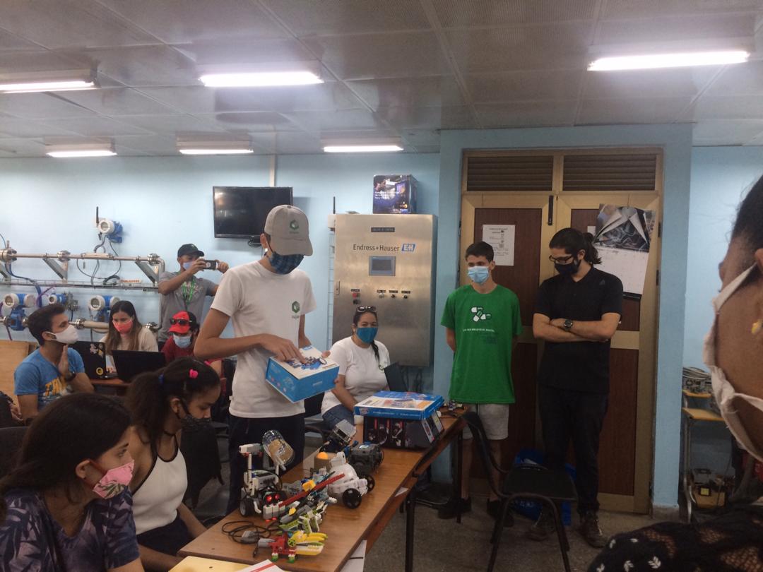 grmCujae's tweet photo. Visita al #LabInstCtrl de la @FIABCujae por Viceministra y especialistas del @MINCOMCuba y especialista de la @cimex_cuba https://t.co/whGc6u7ti6