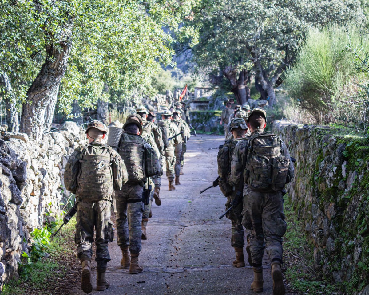 FUTER_ET's tweet photo. El Batallón de Zapadores de la #BrigadaExtremadura en una marcha de media montaña entre las poblaciones de Arroyomolinos y Montanchez, en la “Ruta de los Molinos”. #BZXI @EjercitoTierra https://t.co/d0UvGGhT3C