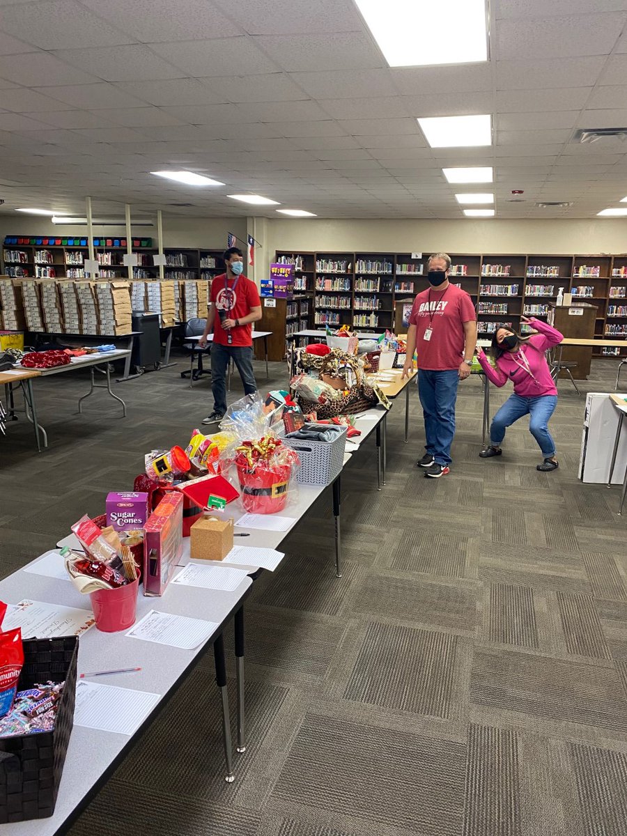 BaileyJrHigh's tweet photo. 2020 can't stop #baileyfamily from one of our most famous traditions!  COINS FOR KIDS!  This annual silent auction and coin drive raises thousands of dollars every year for our Arlington community...and this year was not going to be any different!  Thanks to all who donated! https://t.co/VhCX40PnIW
