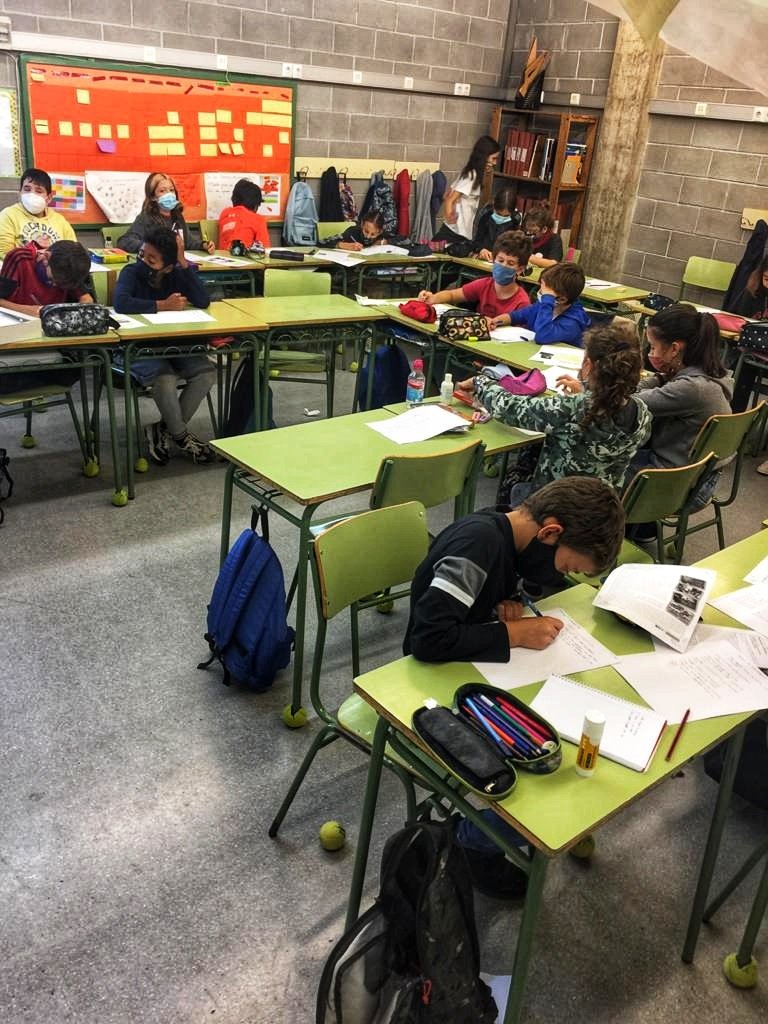 EscVilaOlimpica's tweet photo. Aquests dies a 6è estem coneixent, en anglès i en col•laboració amb la #FVICENTEFERRER, la realitat social dels nens i nenes de l'Índia, en concret de la regió d'Anantapur. Més endavant, treballarem també els Drets dels Infants.
#DiaUniversalInfancia #DiaUniversalDelNen https://t.co/8F7OAm7bPJ