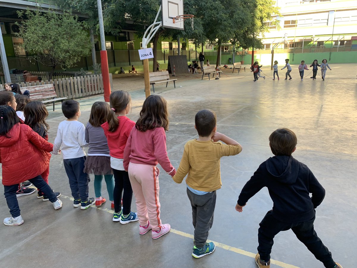 escolajaume1r's tweet image. P5A: com ens agrada aprendre a jugar a jocs tradicionals com l'aranya, la bomba, les curses de sacs... ens ho passem genial!! #ambients
