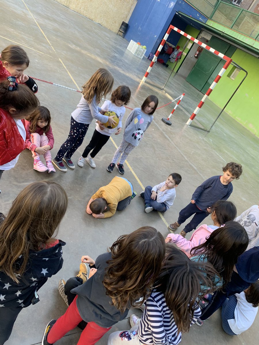 escolajaume1r's tweet image. P5A: com ens agrada aprendre a jugar a jocs tradicionals com l'aranya, la bomba, les curses de sacs... ens ho passem genial!! #ambients