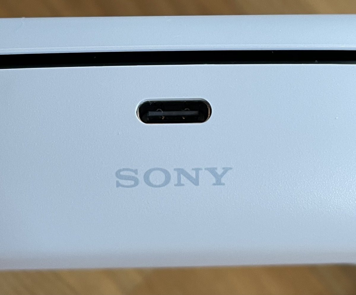 RupertStamp's tweet image. When UI doesn't go through QA 😂
Sony logo is 1mm off-centre to the left, and at a ~1 degree slant on the Dualsense controller #SONY #PlayStation5 #uidesign #UI