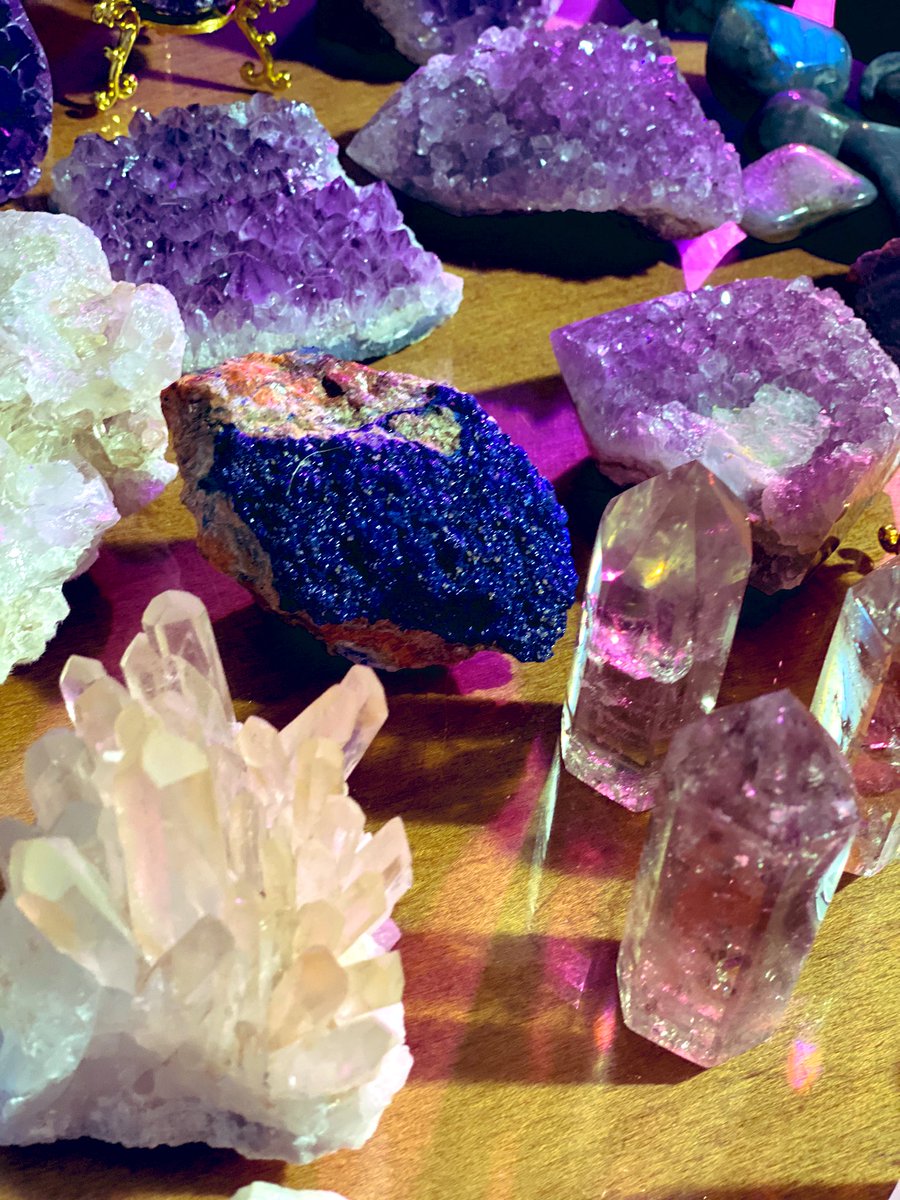 BB_LFG's tweet photo. Babies #amethyst #citrine #azurite #smokyquartz #labradorite #Lunametaphysical https://t.co/2rfX8VddjQ