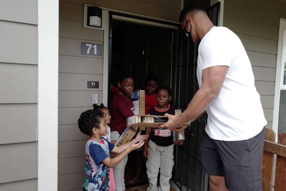 NFLPA's tweet photo. Our Week 10 #CommunityMVP @arikarmstead recently hosted his 21st “Storytime With Arik Armstead,” a program that's impacted 440+ students across 15 school districts worldwide to lift their spirits while promoting literacy on Black history, courage &amp; more: https://t.co/drH63b0Xz3. https://t.co/xb6it2CpeB