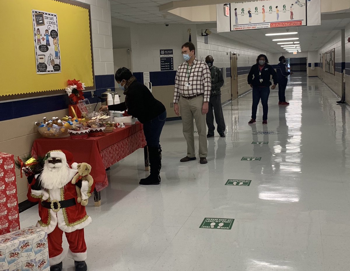 EduLdrRBJr's tweet photo. As @WCMS_Official students and staff prepare for the season of #Thanksgiving2020 it was important to show some added appreciation....socially distant of course. Happy Thanksgiving & Seasonโs Greetings #appreciation #smalltoken @SCCPSS #maskedUP https://t.co/4BEqOPKnB9