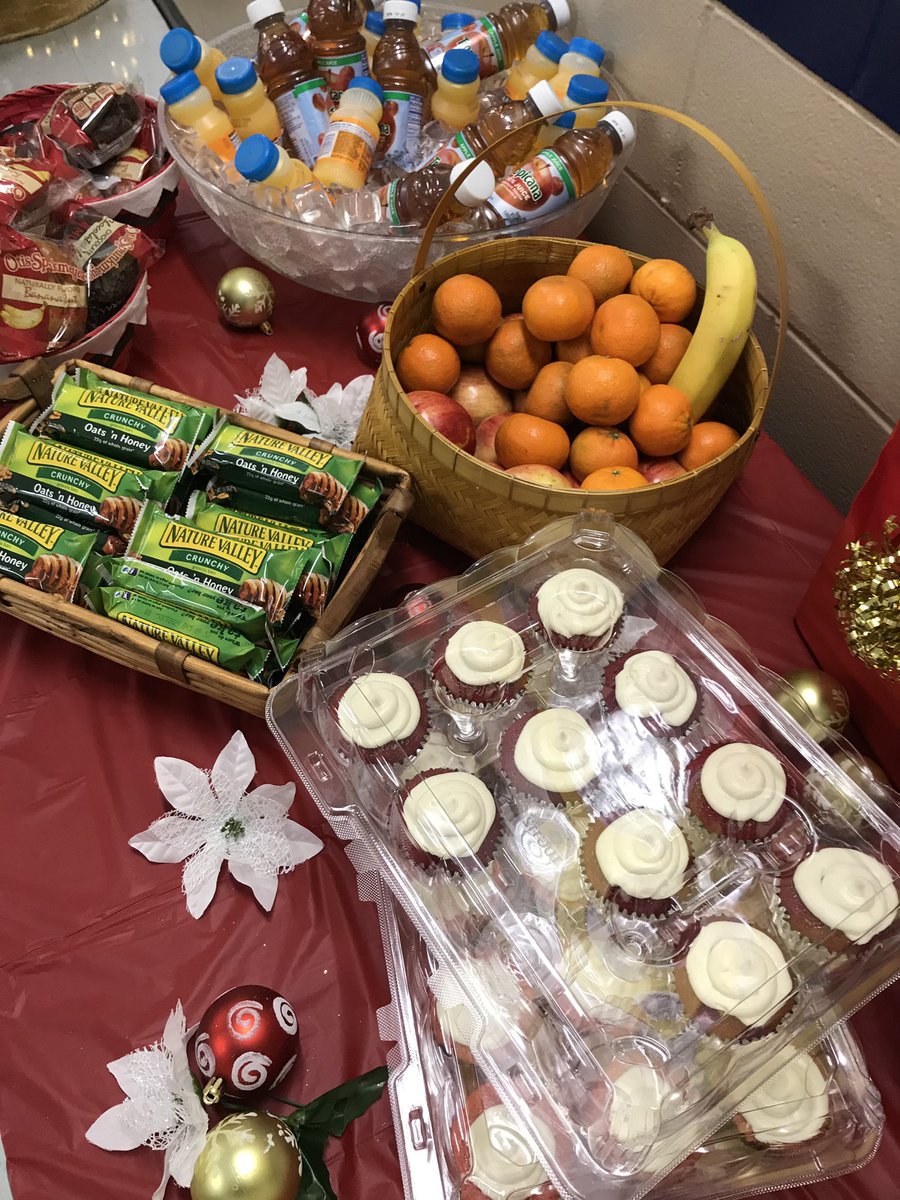 EduLdrRBJr's tweet photo. As @WCMS_Official students and staff prepare for the season of #Thanksgiving2020 it was important to show some added appreciation....socially distant of course. Happy Thanksgiving & Seasonโs Greetings #appreciation #smalltoken @SCCPSS #maskedUP https://t.co/4BEqOPKnB9