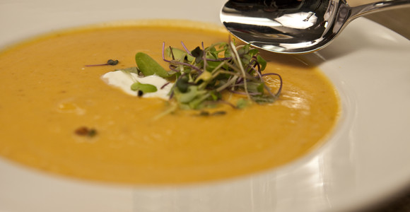 Did you know that squash was brought back to Europe from the “New World” by accident – they were mistaken for melons! This Pumpkin Soup recipe dates back to the 18th century. Try it out: pc.gc.ca/en/culture/gou…