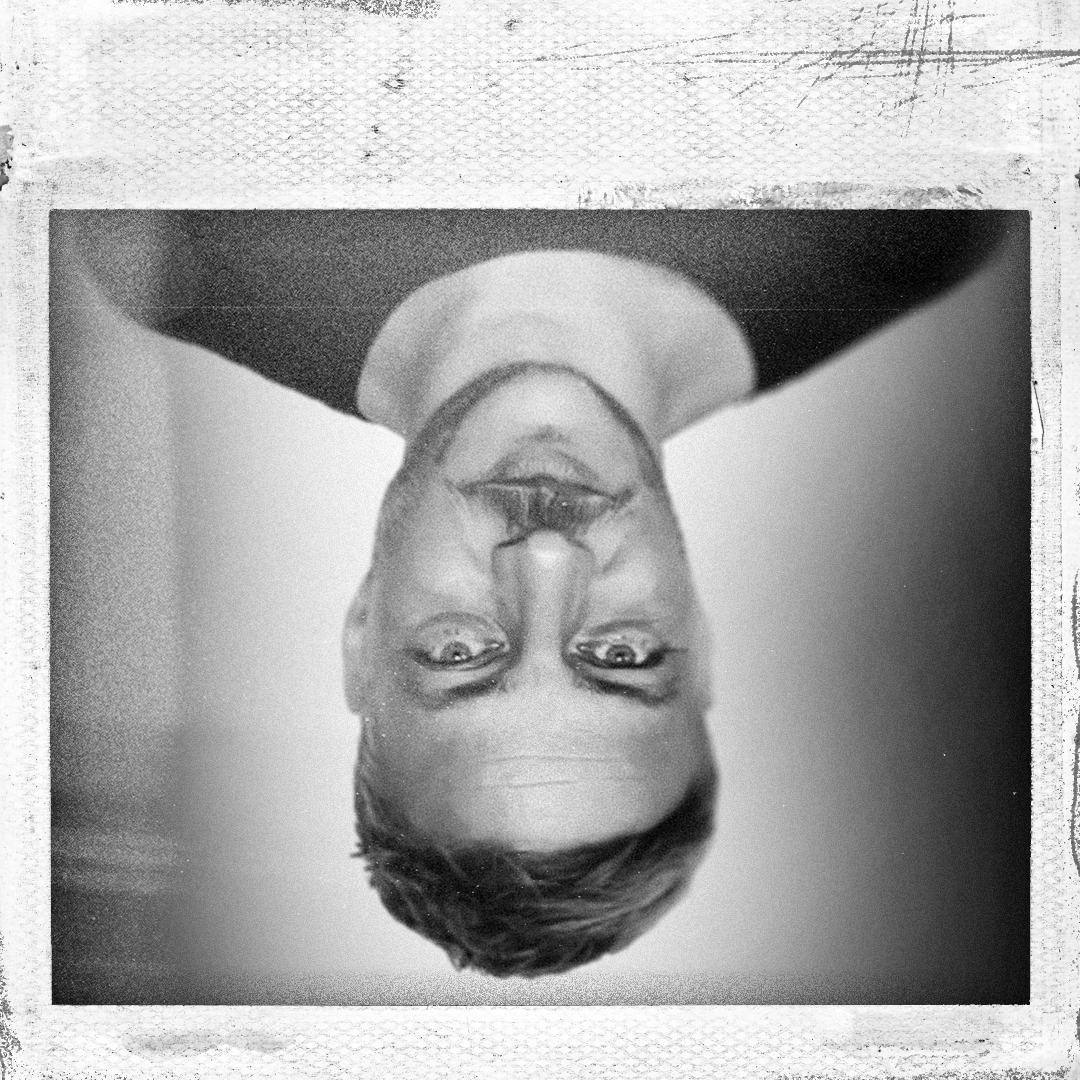 NetflixFR's tweet photo. ˙uʍoᗡ ǝpısd∩,ן suɐp xnɐǝʌnou sʇıʇǝd sǝp ɐ ʎ ןI https://t.co/HmhEWjpPBb