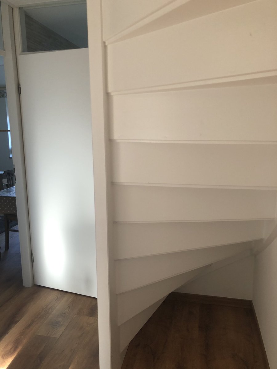 Onderhoud/ Renovatie #schilderwerken #muurverf #zoldertrap RAL 9016