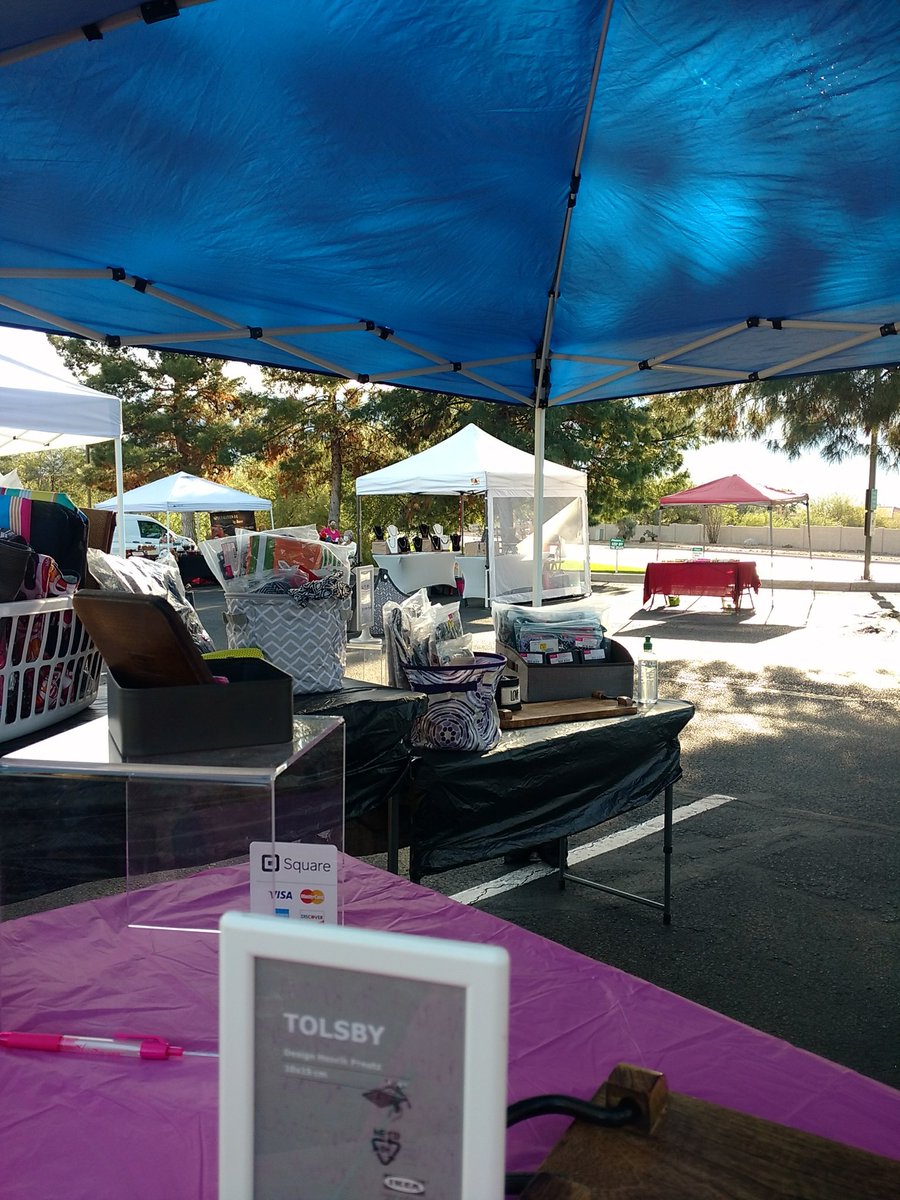 KatThirty's tweet photo. At the Saddlebrook HOA 2 #Catalinanotjustfarmersmarket #holidayshopping #buylocal https://t.co/CeeWoxu887