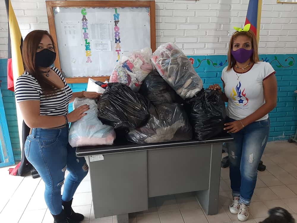 Entregando al centro de acopio UE Mariscal Sucre, Directora shyensk lo recolectado por nuestros representantes y personal de la institución, dando una mano amiga a nuestros hermanos damnificados <a href="/charlychaves/">Charly Rojas Chaves</a> @ZonaEducTachira <a href="/NicolasMaduro/">Nicolás Maduro</a> @psuvaristobulo <a href="/Div_Ini_Pri_Esp/">Divi. de Niños y Niñas ZET</a>