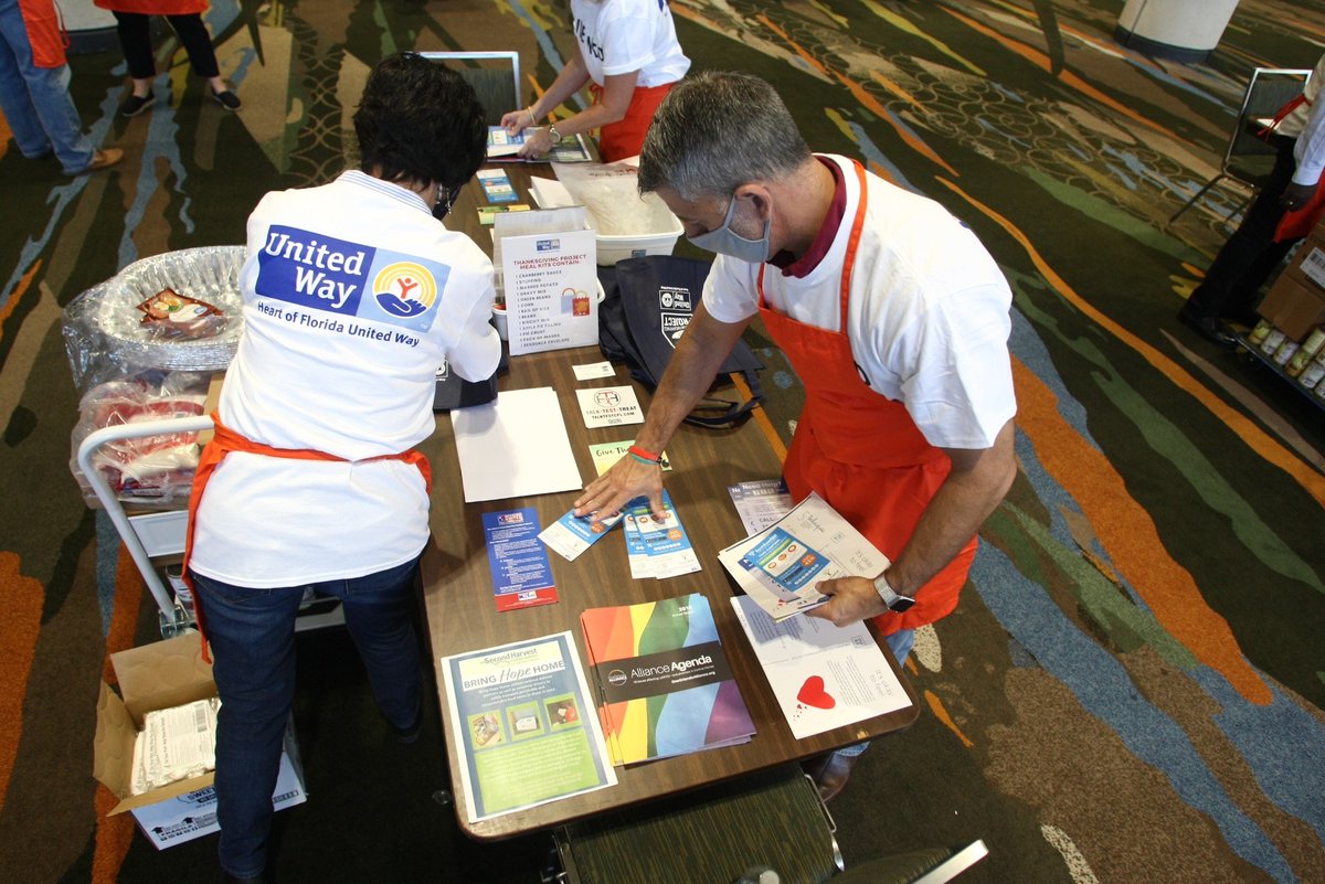 OCCC's tweet photo. 🦃🍁🍽️ ‘Tis the season to give back! Over the past week, hundreds of @OrangeCoFL employees and residents, including @OCFLMayor and his staff, have gathered together safely at the OCCC to support the @hfuw #ThanksgivingProject.
#MeetingSafely https://t.co/Ihod3unNl4