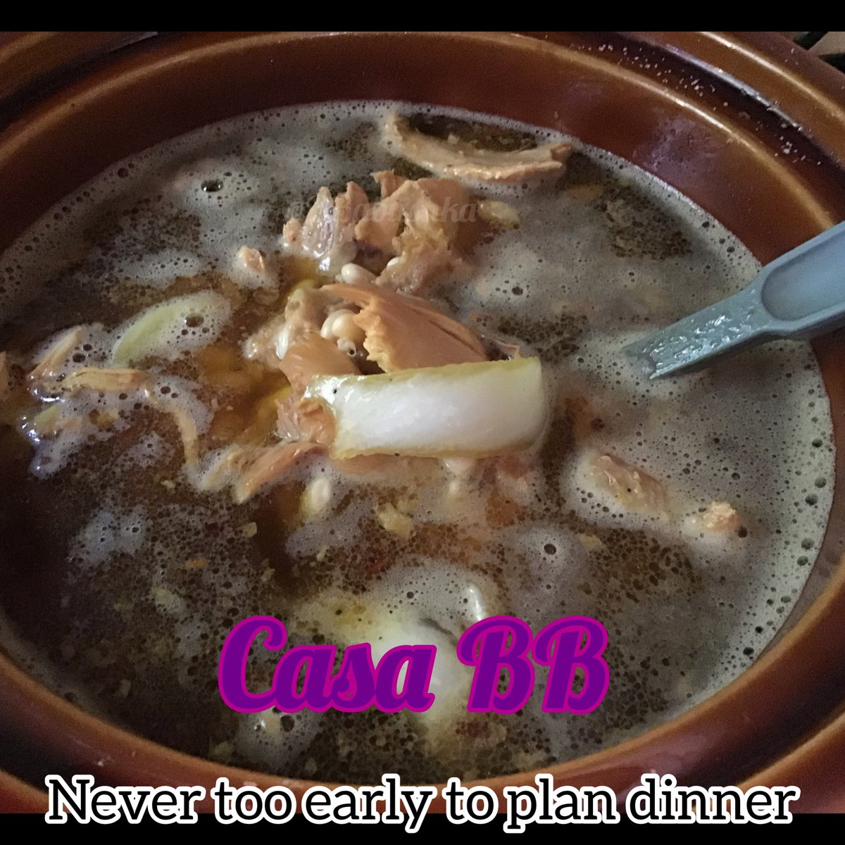 BBabushka's tweet photo. Soaking #navybeans overnight, this morning added #chickenbones for meat y #broth.
Because it’s never too early to think about #dinner in Casa BB.
#fridaymorning #budgetchef #frugalfoodie https://t.co/HjziCxeTjI