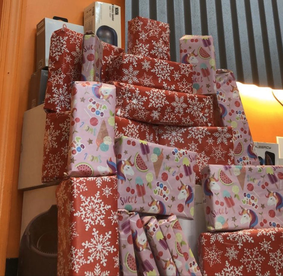 PhonesrusTexCit's tweet photo. What’s wonderful Christmas gifts 🎁 for your loved 🥰 ones! Switch and save today. Plans as low as $10! #boosteventnationwide #Houtax18 https://t.co/VjNHBavywM