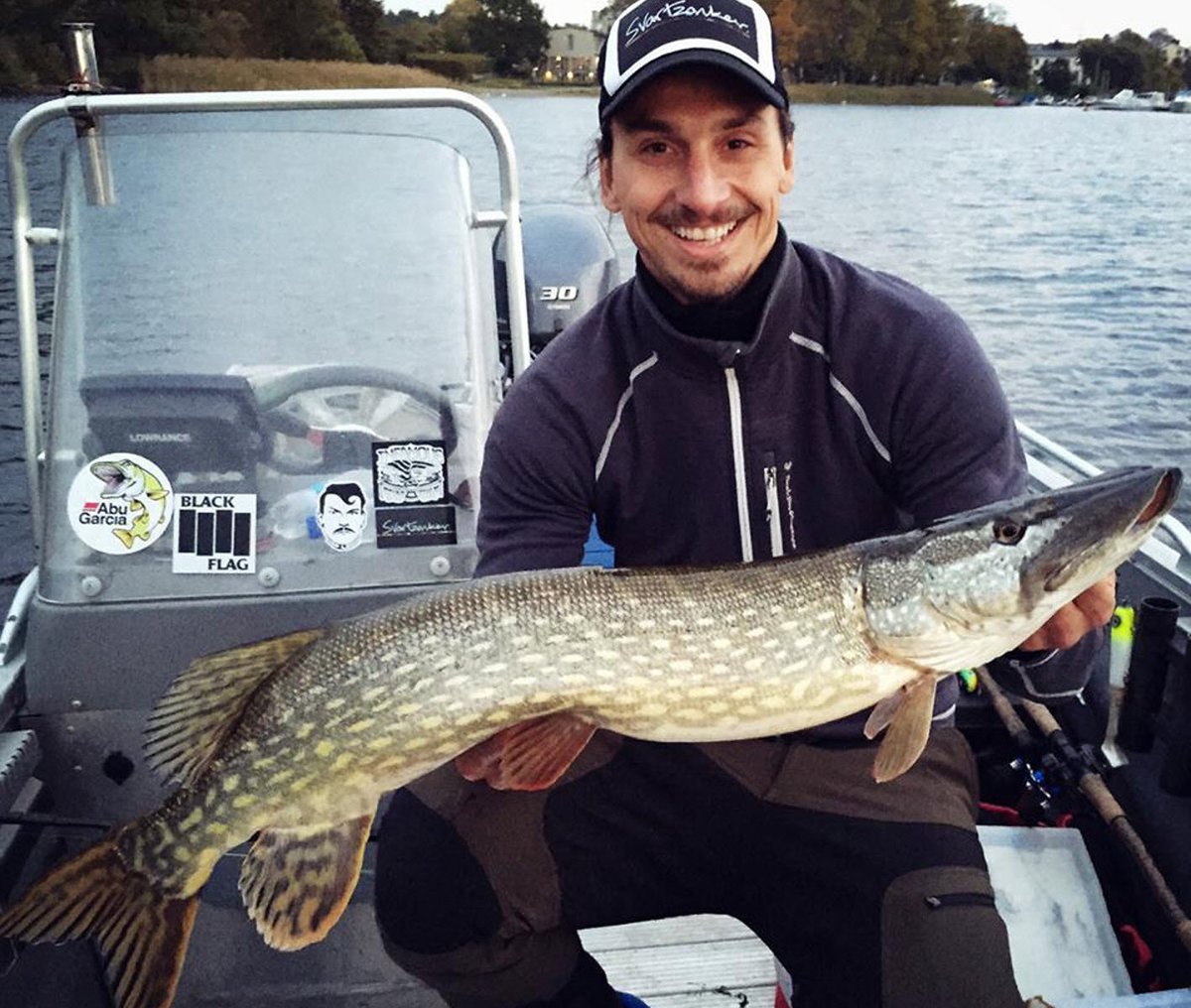 RMCsport's tweet photo. 🐟 En cette journée mondiale des pêcheurs, une pensée pour ces joueurs qui s'évadent du rectangle vert pour l'air marin en allant s'aventurer canne à pêche en main. https://t.co/swbcd0tY95