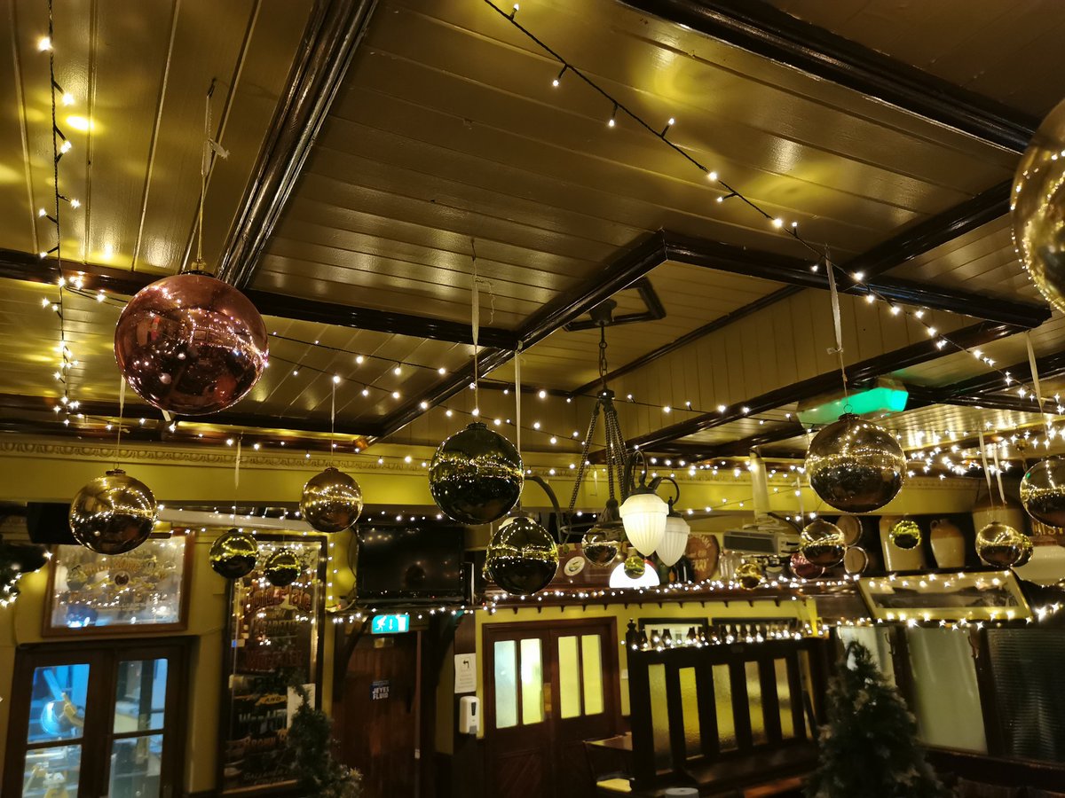 🎄@cunninghamsbar have pulled out all the stops to make Christmas extra special this year! Who will you be sharing a pint with here? #KEEPTHELIGHTSON