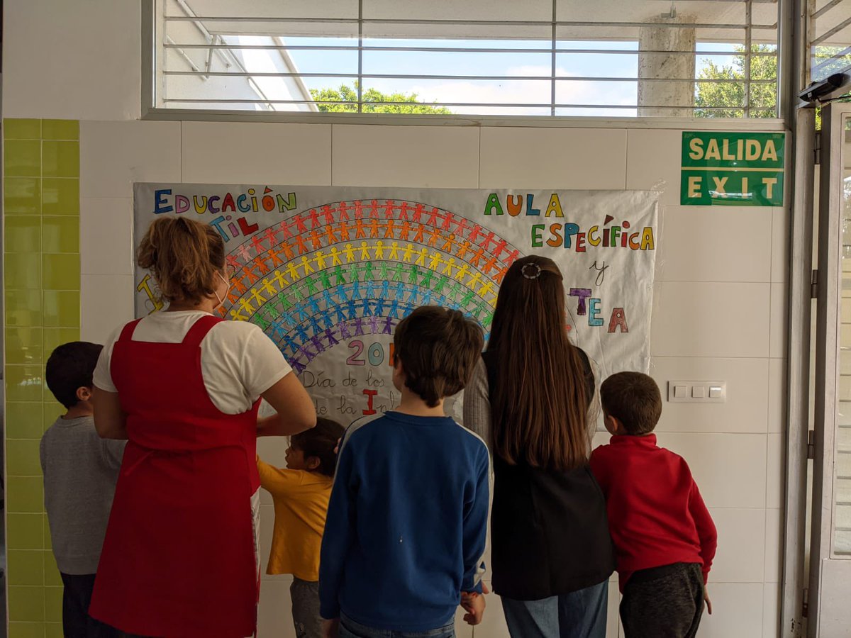 CeipLoma's tweet photo. 20 de noviembre, día de la infancia. Hoy hemos celebrado una de las efemérides que más de cerca nos toca! 
#diainternacionaldelainfancia 
#conpijamaalcole https://t.co/hGWB9ox5Cg
