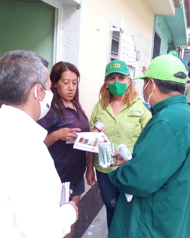 merida_copei's tweet photo. Valentina Araujo @valentinaaraujoquintero y Luis Montilla @montillaluisen enseñando a votar verde. Diputados por Merida.💚👍🏻 https://t.co/T2scvyOAe0