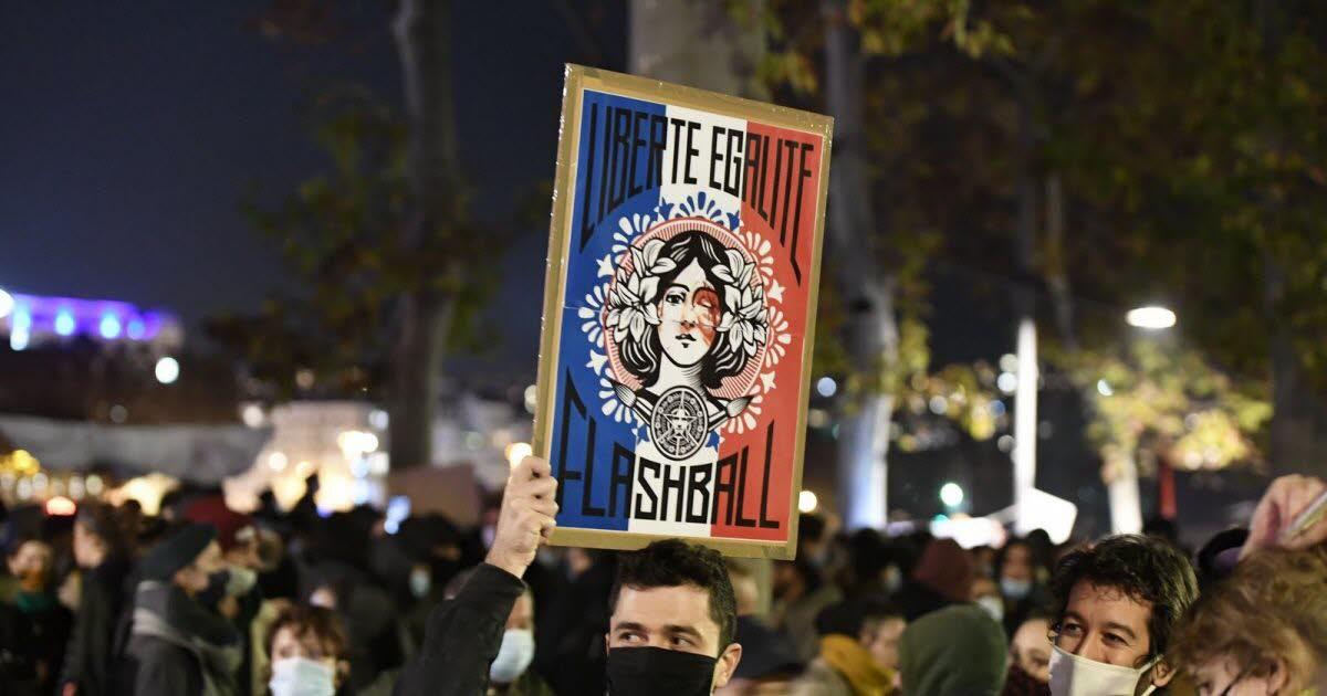 Le_Progres's tweet photo. [TRIBUNE] Parce qu'il n'y a pas d’accréditation à avoir pour exercer librement notre métier sur la voie publique. https://t.co/R6ol1lJ8TI https://t.co/Dq2KXx3Vwo