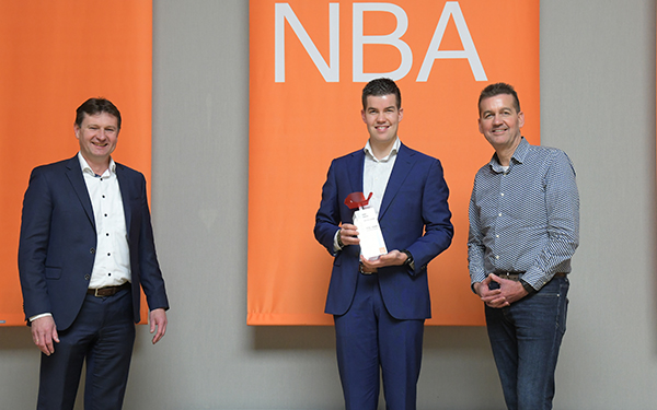 nbacc's tweet image. Vol trots ontving accountancystudent Joris Ebbers, met zijn vader aan zijn zij, zojuist een práchtige trofee voor het winnen van de finale van De Slimste Accountant 2020. Wij gaan ervan uit dat hij een mooi plekje in zijn eregalerij krijgt!
#springlevend