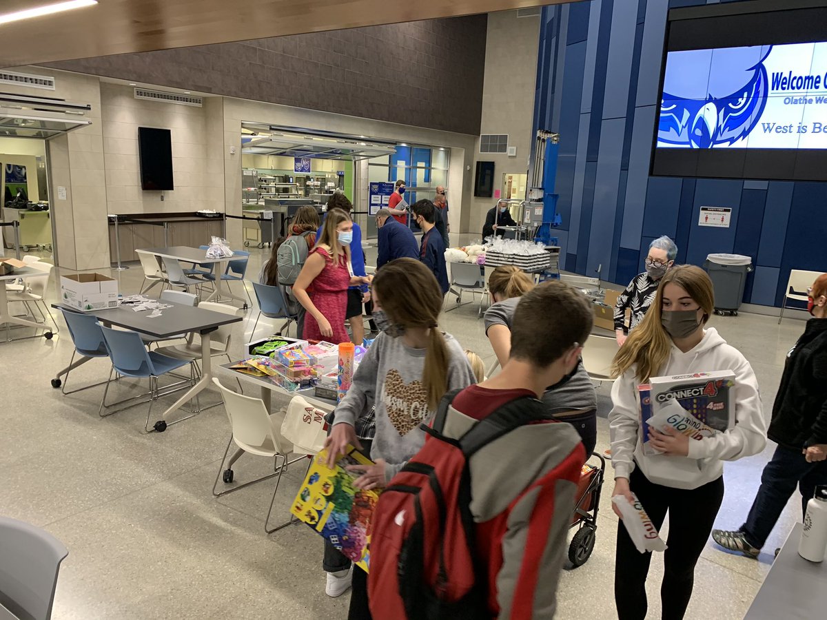 MrsHoltgraves's tweet photo. Working on the Stocking Project a little this morning. I love sitting back and watching the students make the #OWStockingProject what they want it to be. #OWGiveaHoot @CoachC_OWLS @dkapeller @CoachRuport @OlatheWestOwls https://t.co/M1JBkqgJrK