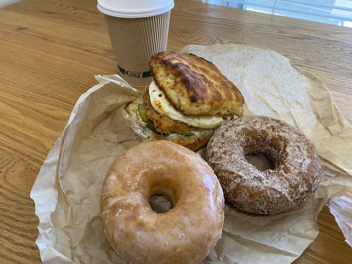 SergioMirandaUS's tweet photo. Fabulous flavors of sweet salty savory @MonutsDonuts #DurhamNC #ChickenPickleBiscuit #AppleCiderDonuts #nomnom https://t.co/atxIzRXDtM