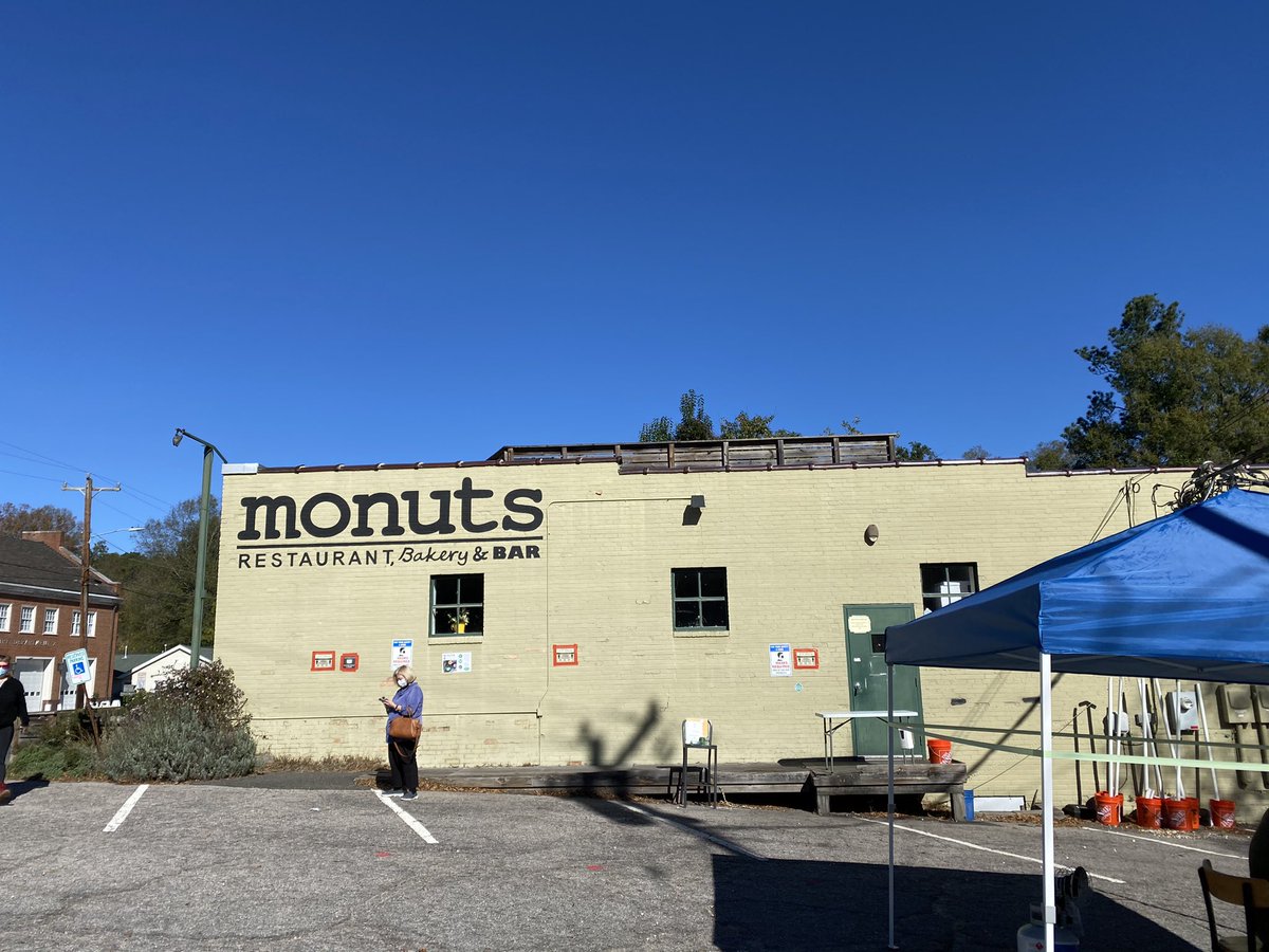 SergioMirandaUS's tweet photo. Fabulous flavors of sweet salty savory @MonutsDonuts #DurhamNC #ChickenPickleBiscuit #AppleCiderDonuts #nomnom https://t.co/atxIzRXDtM