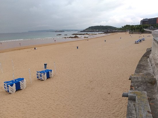 MartaGarciaAmo's tweet photo. Estas son la Primera y Segunda playa del Sardinero (Santander, Cantabria) en verano, cuando más turistas hay, y en invierno. 
#mipaisaje #DCSUVA https://t.co/3BWJBuooA0