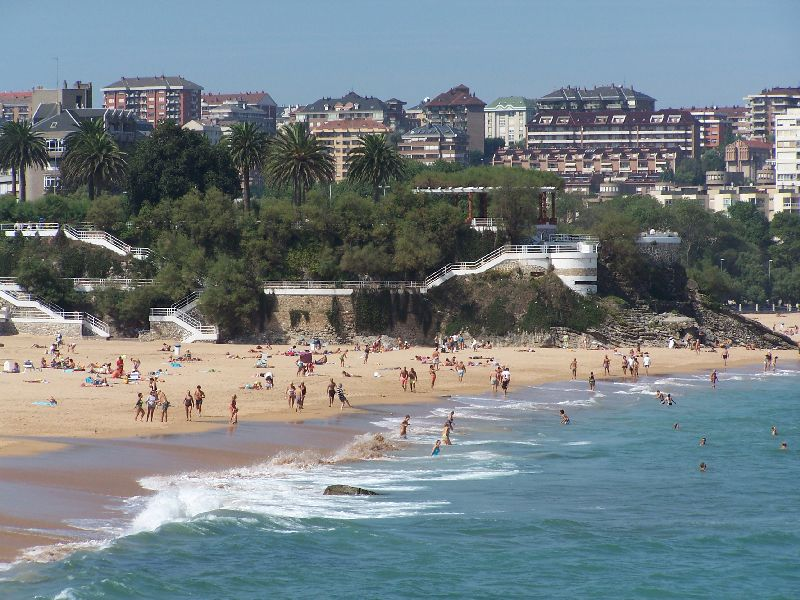 MartaGarciaAmo's tweet photo. Estas son la Primera y Segunda playa del Sardinero (Santander, Cantabria) en verano, cuando más turistas hay, y en invierno. 
#mipaisaje #DCSUVA https://t.co/3BWJBuooA0