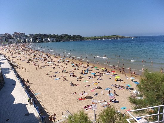 MartaGarciaAmo's tweet photo. Estas son la Primera y Segunda playa del Sardinero (Santander, Cantabria) en verano, cuando más turistas hay, y en invierno. 
#mipaisaje #DCSUVA https://t.co/3BWJBuooA0
