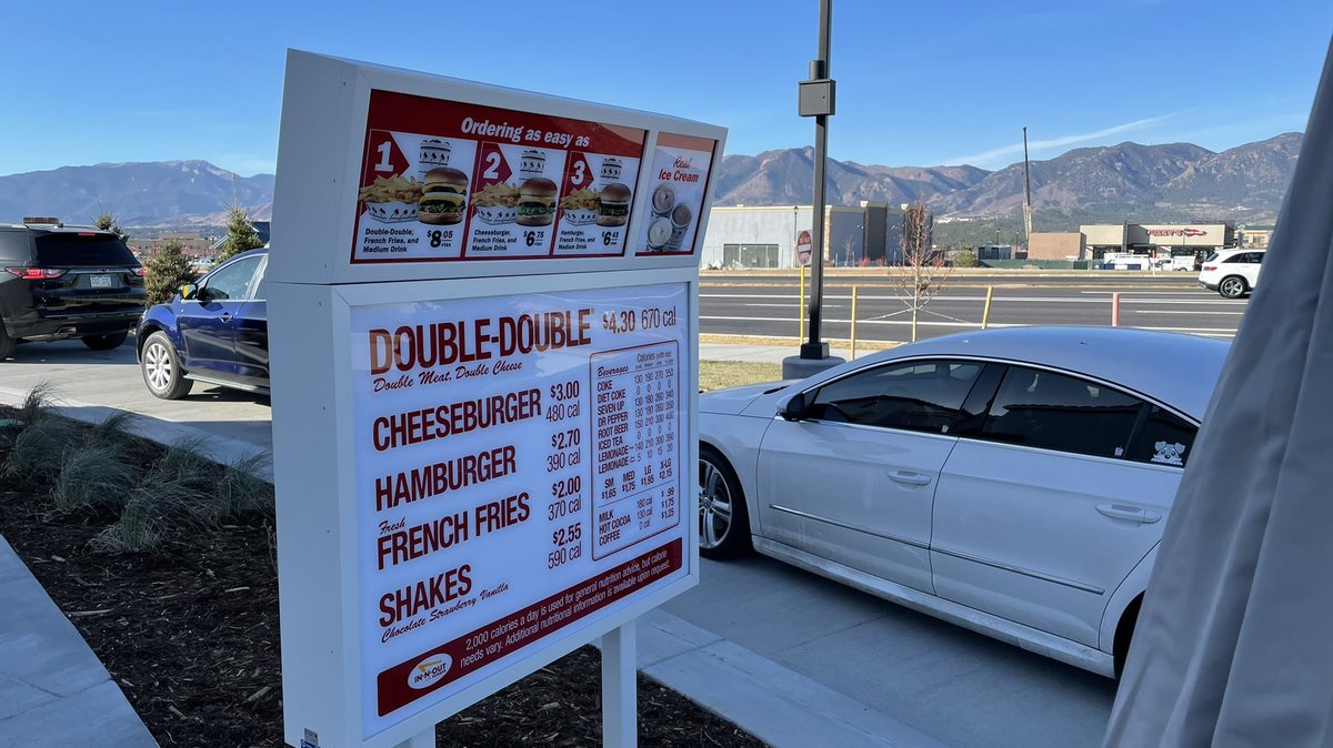 csgazette's tweet photo. Brisk morning but lots of happy burger 🍔 fans in line at In-N-Out. https://t.co/YPDt9tTyyp