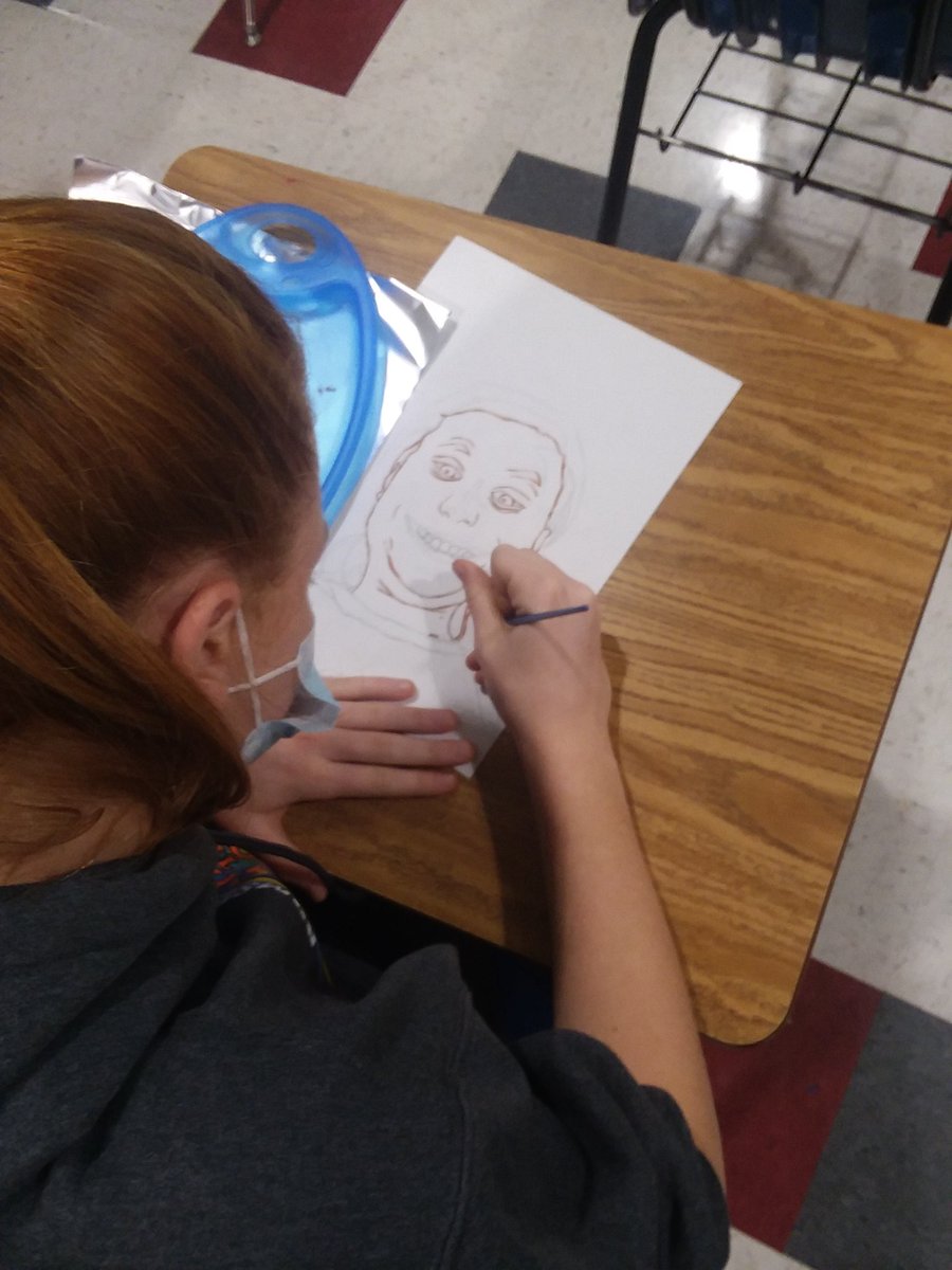 ADM_Ostrander's tweet photo. These 7th graders are amazing me with their focus on their portraits! https://t.co/jJurCKBDak
