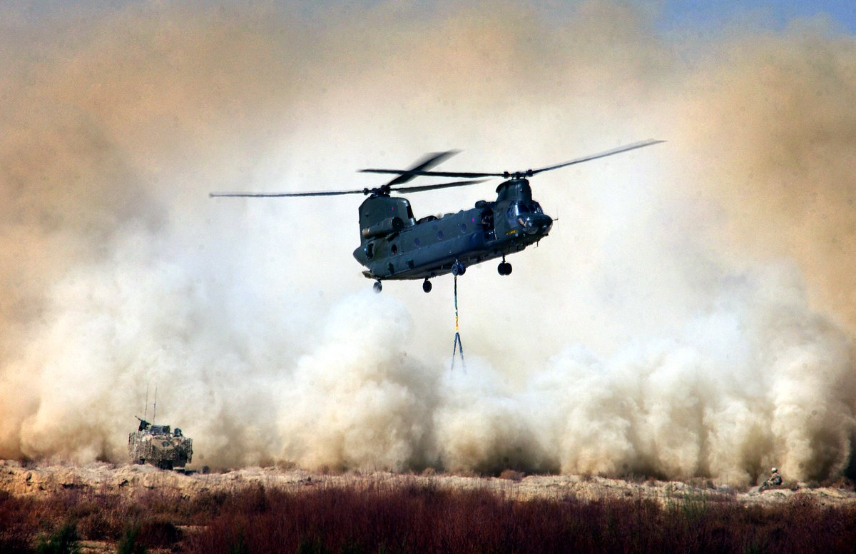 40 years ago today the first RAF Chinook was delivered into service.

The Chinook remains the backbone of rotary heavy lift from its first operational deployment to the Falklands, to its current deployment in Mali, delivering a capability second to none.

bit.ly/RAFChinook40