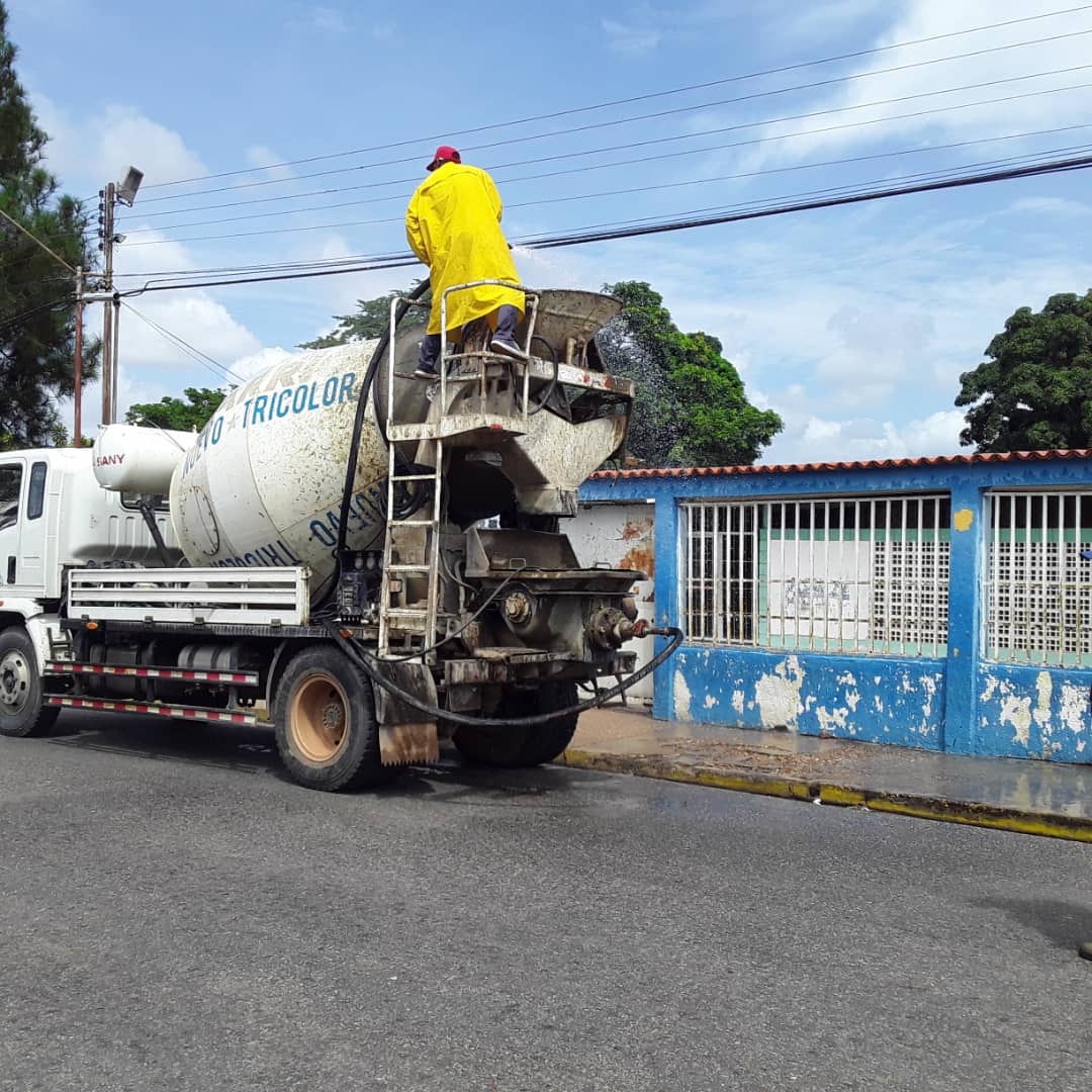 MPPOPANZ's tweet photo. #20Nov En #Anzoátegui continuamos implementando estrictos mecanismo y protocolos de bioseguridad para prevenir la expansión del #COVID__19 beneficiando más de 2000 familias del Mcpio. #Aragua y #Anaco en la desinfección de espacios de uso común  #InnovacionYSoberaniaTecnologica https://t.co/kH4KQvcBUt