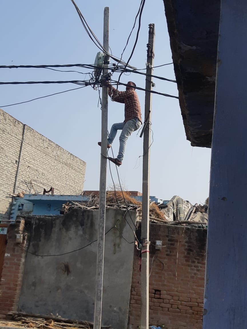 CEBareilly1's tweet photo. आज दिनांक 20/11/2020को बरैली के आवला तहसील  में विद्युत उपकेन्द्र अलीगंज  के अंतर्गत गैनी में उपभोक्ताओं की बकाया पर डिसकनेक्शन एवं कॉम्बिंग अभियान चलाया गया ।@UPPCLLKO @mduppcl @UppclChairman @MVVNLmd @1912mvvnl https://t.co/KH90RPvYIm