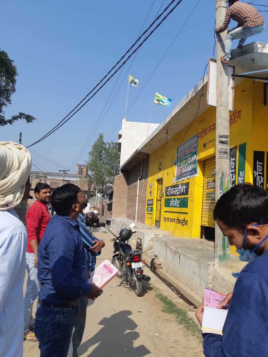 CEBareilly1's tweet photo. आज दिनांक 20/11/2020को बरैली के आवला तहसील  में विद्युत उपकेन्द्र अलीगंज  के अंतर्गत गैनी में उपभोक्ताओं की बकाया पर डिसकनेक्शन एवं कॉम्बिंग अभियान चलाया गया ।@UPPCLLKO @mduppcl @UppclChairman @MVVNLmd @1912mvvnl https://t.co/KH90RPvYIm