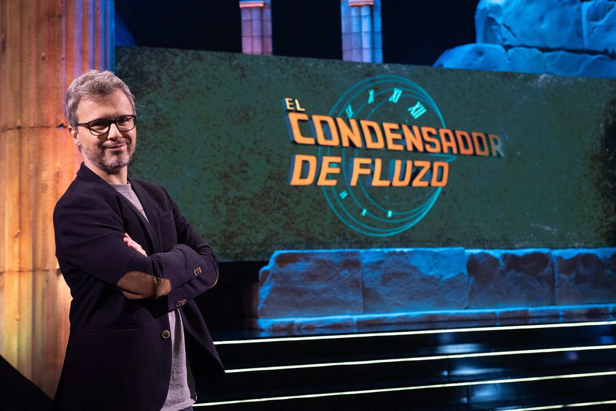 RTVE_Com's tweet photo. 📚 @rtve prepara 'El condensador de Fluzo', divulgación histórica de la mano de @JuanGomezJurado
 
➡️Las revoluciones más asombrosas, las conquistas más alucinantes o los personajes más malvados de la Historia...

➡️En el prime time de @la2_tve 

👉https://t.co/hbnQvJsYDj https://t.co/1OKwK9X87r
