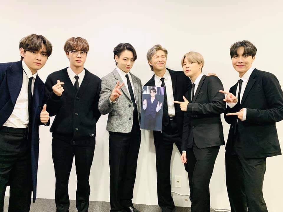 PyaePya17034781's tweet photo. #LifeGoesOn
#BTS
#BEComeback https://t.co/GiuYYp4I8X